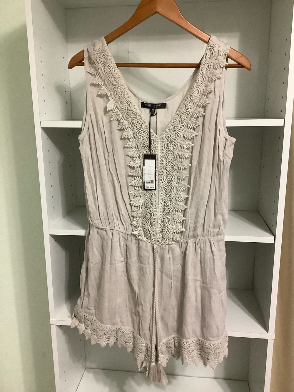 Romeo & Juliet Couture sleeveless romper  Size Medium NWT